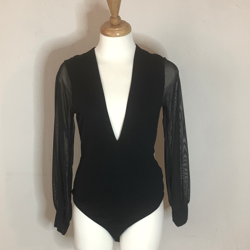 A Mickey & Joey Deep V Neck Sleeve Bodysuit Size M